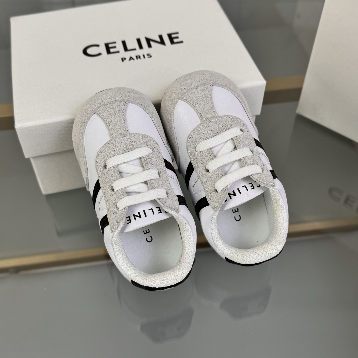 Children's shoes child